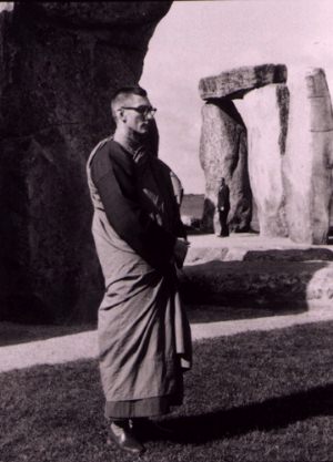 sangharakshita en stonehenge