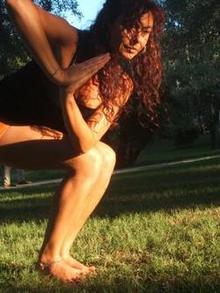 clania en utkatasana namaste