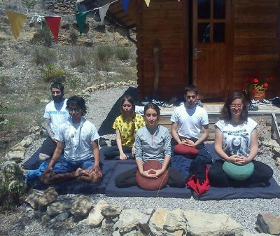 jovenes meditando