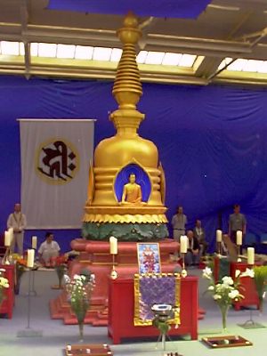 El estupa de Chintamani en la sala de meditación de la convención en 1999 estupa