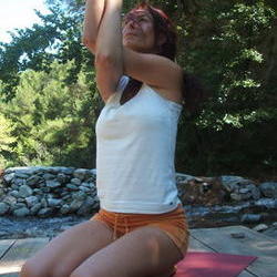 clania-en-garudasana